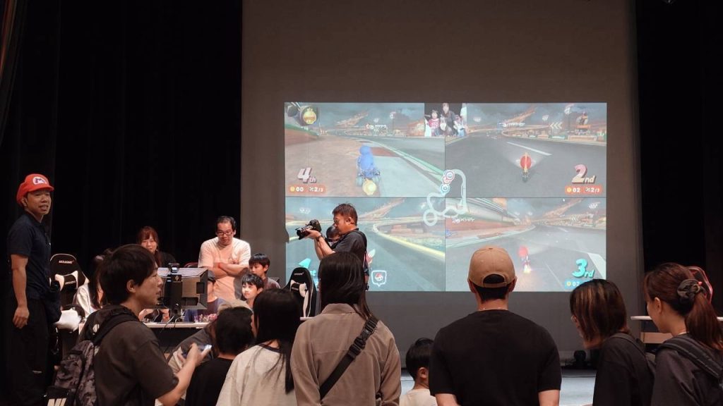 大画面で行われたマリオカートの対戦
