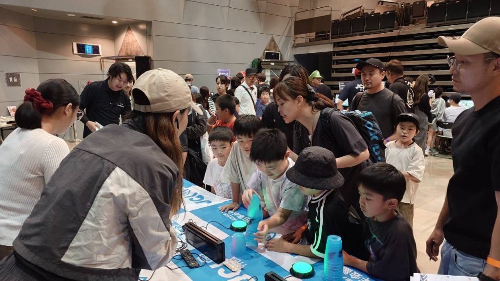 参加者がブースで遊ぶ様子